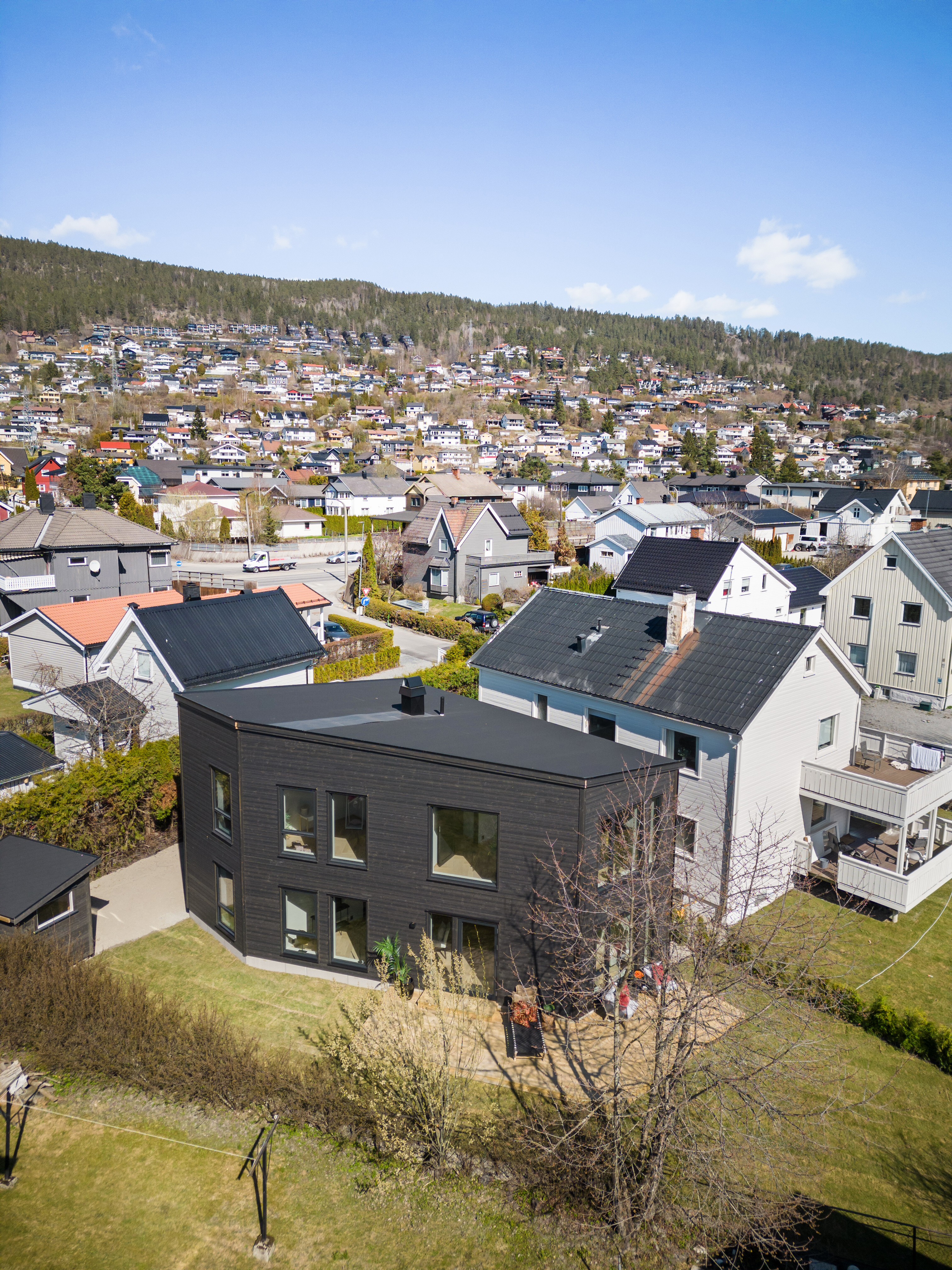 Ferdig kompakt enebolig i den tidligere hagen